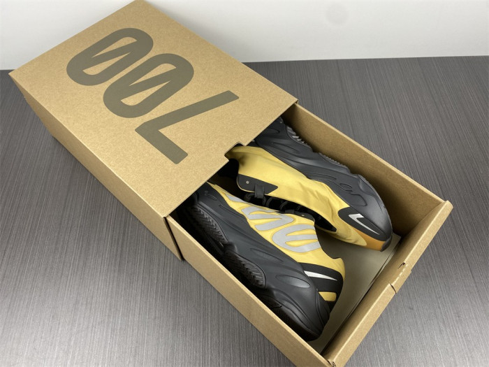 ad*s Y**zy boost 700 mnvn honey flux gz0717