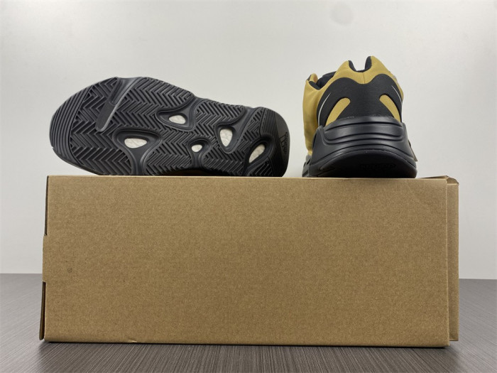 ad*s Y**zy boost 700 mnvn honey flux gz0717