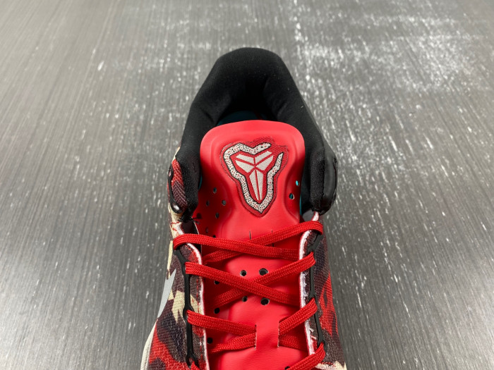 Kobe 8 System "Milk Snake" 555035-601