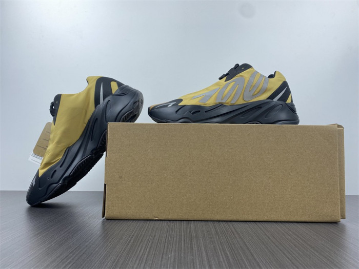 ad*s Y**zy boost 700 mnvn honey flux gz0717