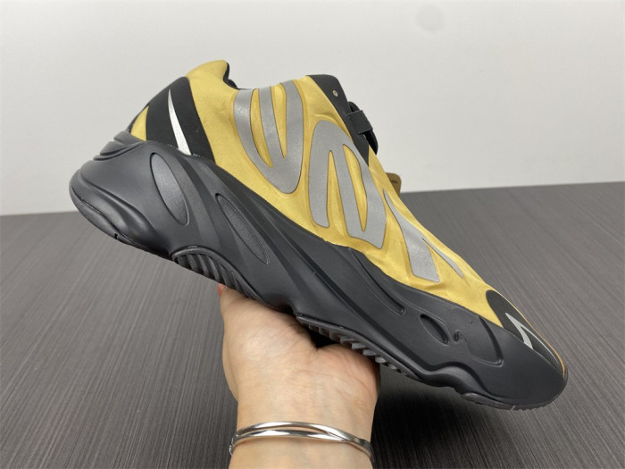 ad*s Y**zy boost 700 mnvn honey flux gz0717