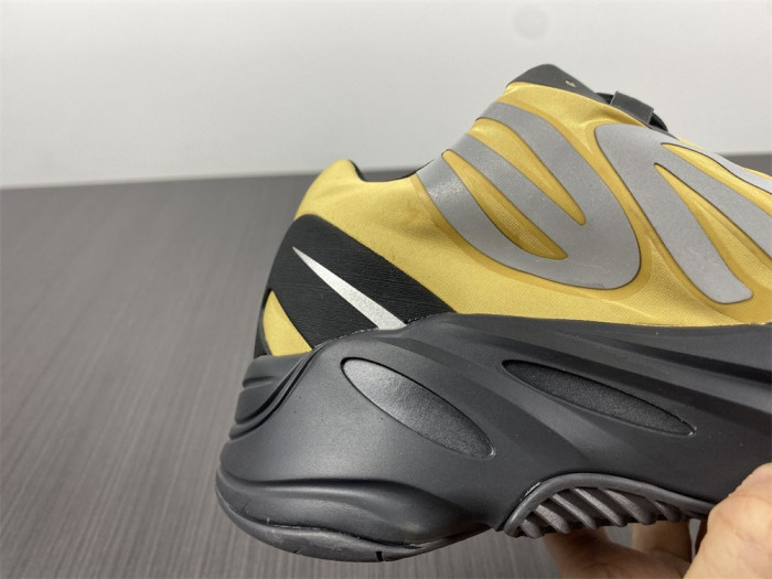 ad*s Y**zy boost 700 mnvn honey flux gz0717