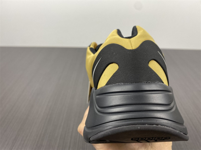 ad*s Y**zy boost 700 mnvn honey flux gz0717