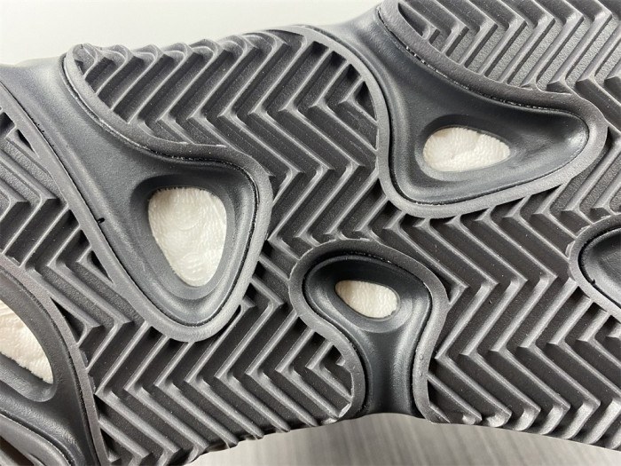 ad*s Y**zy boost 700 mnvn honey flux gz0717