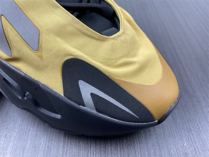ad*s Y**zy boost 700 mnvn honey flux gz0717