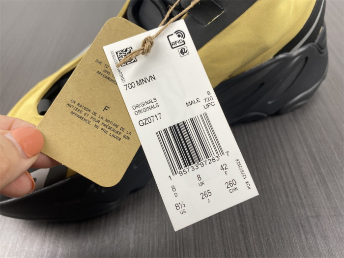 ad*s Y**zy boost 700 mnvn honey flux gz0717