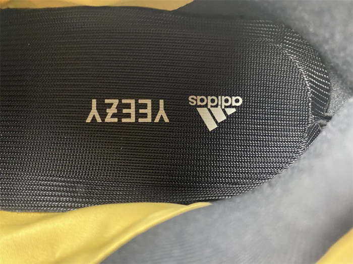 ad*s Y**zy boost 700 mnvn honey flux gz0717