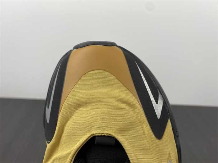 ad*s Y**zy boost 700 mnvn honey flux gz0717