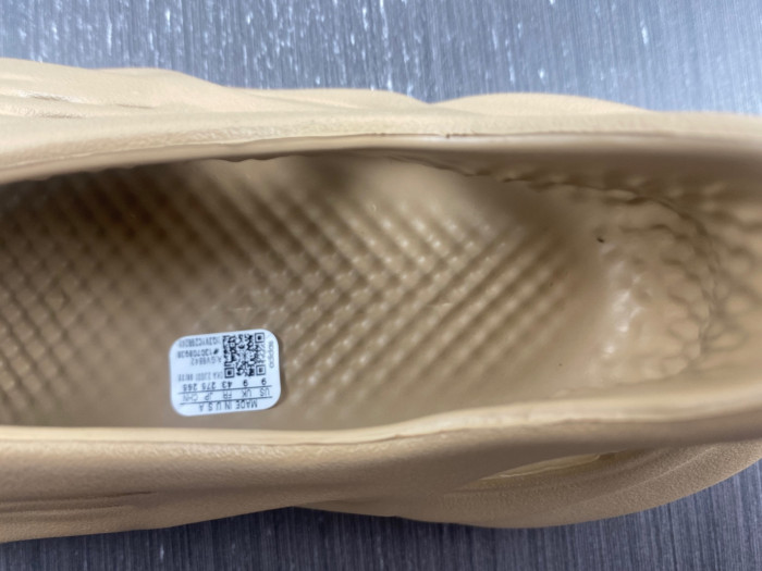 Y**zy foam runner “flax” gv6842