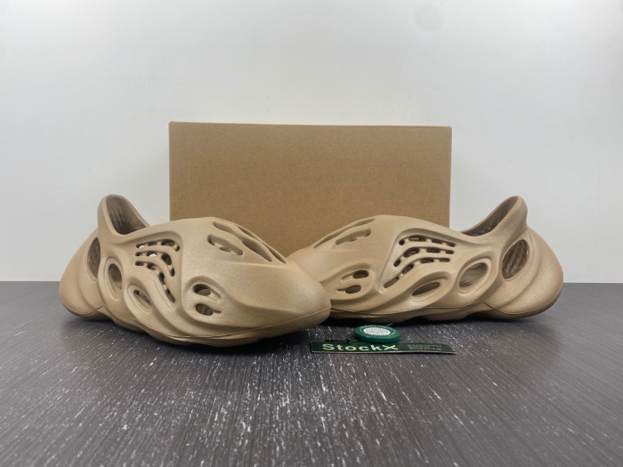 Y**zy foam runner “flax” gv6842