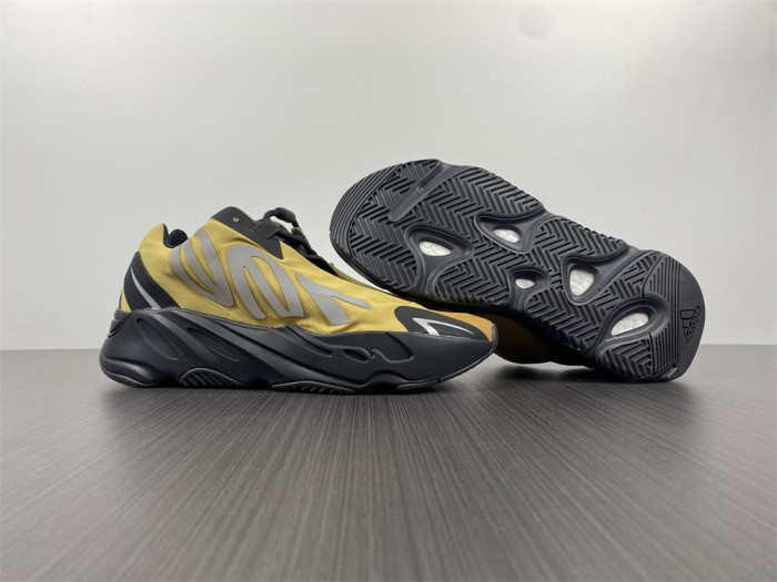 ad*s Y**zy boost 700 mnvn honey flux gz0717
