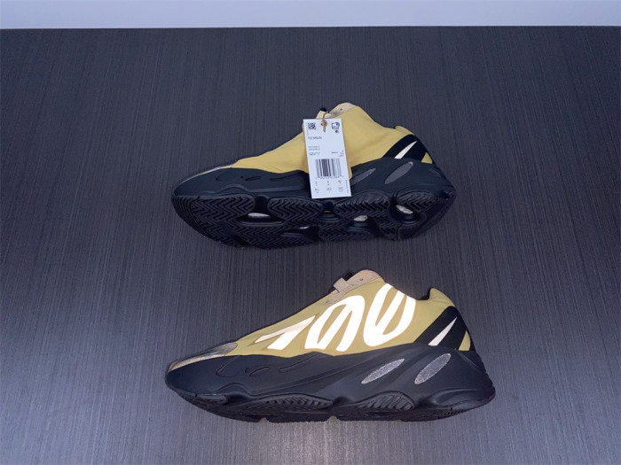 ad*s Y**zy boost 700 mnvn honey flux gz0717