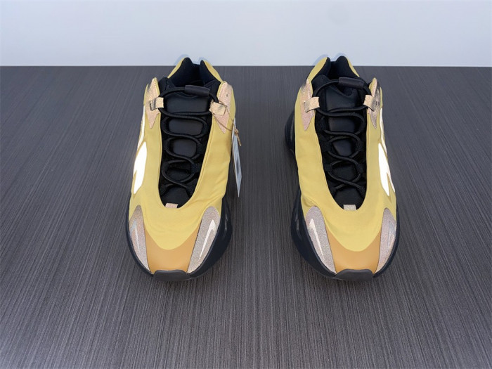 ad*s Y**zy boost 700 mnvn honey flux gz0717