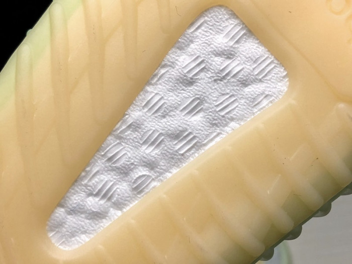 ad*s Y**zy boost 350 v2 hyperspace  eg7491