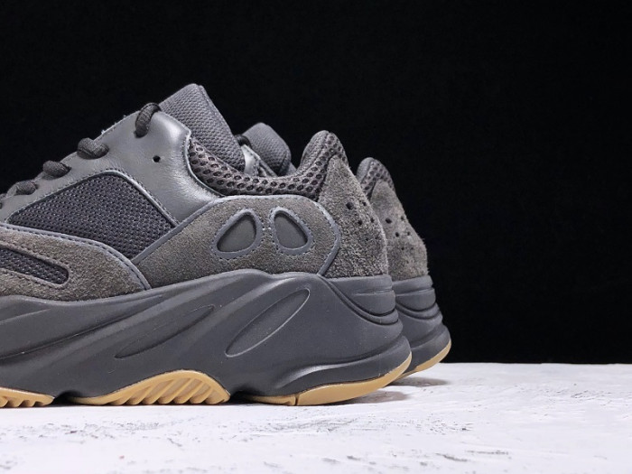 ad*s Y**zy boost 700 utility black fv5304