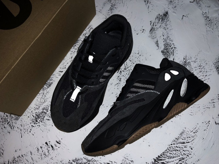 ad*s Y**zy boost 700 utility black fv5304