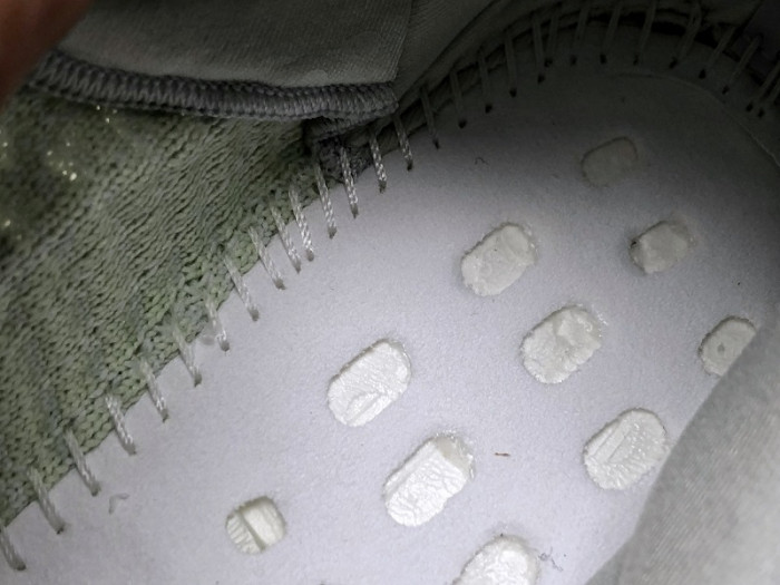 ad*s Y**zy boost 350 v2 hyperspace  eg7491