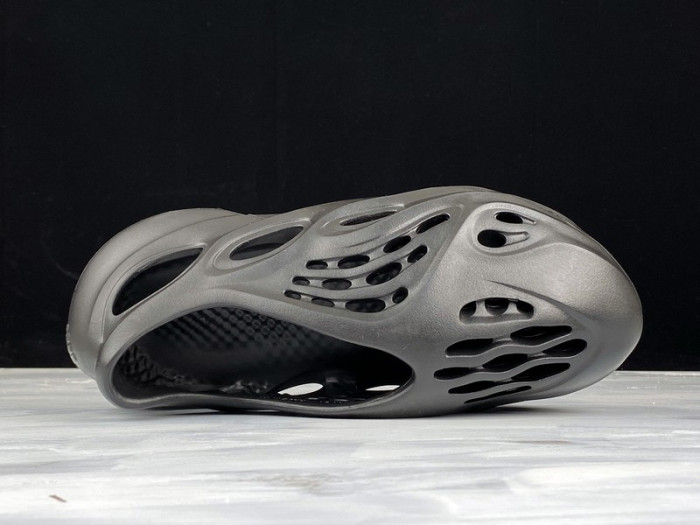Y**zy foam runner black