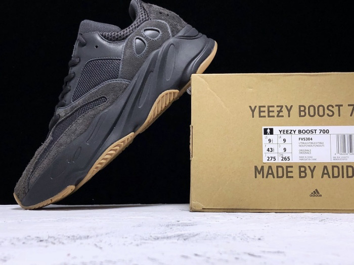 ad*s Y**zy boost 700 utility black fv5304