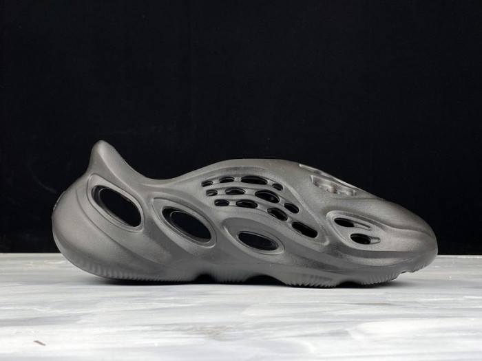 Y**zy foam runner black