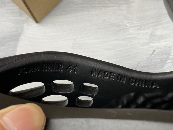 Y**zy foam runner black