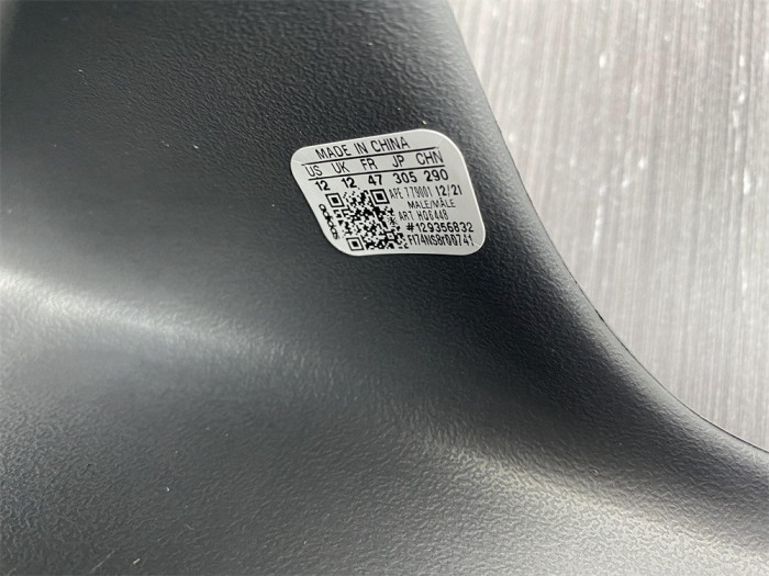 Y**zy slide onyx  hq6448