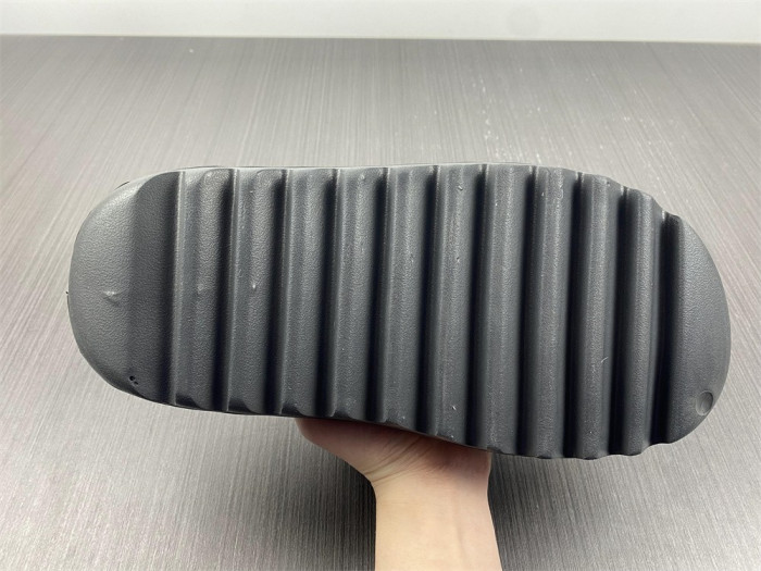 Y**zy slide onyx  hq6448