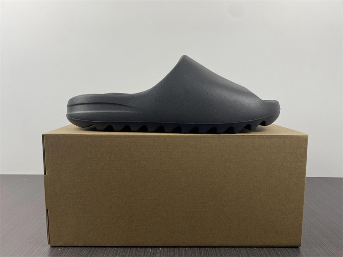 Y**zy slide onyx  hq6448