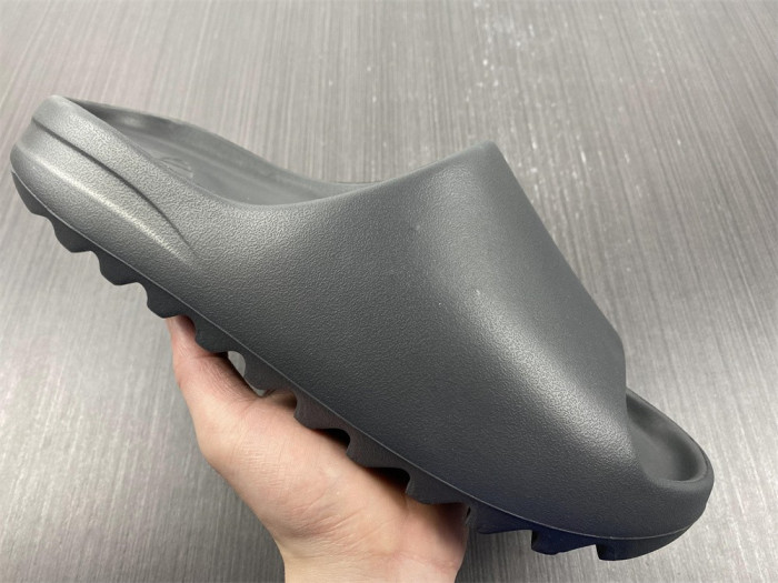Y**zy slide onyx  hq6448