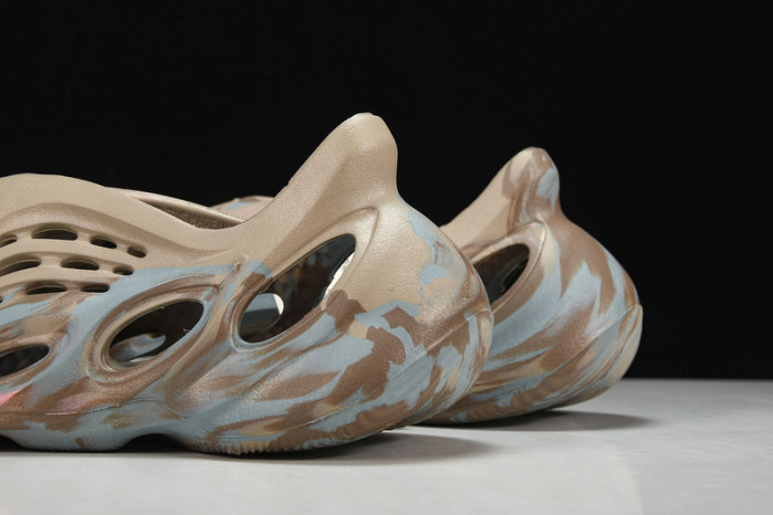 ad*s Y**zy foam runner gy3969