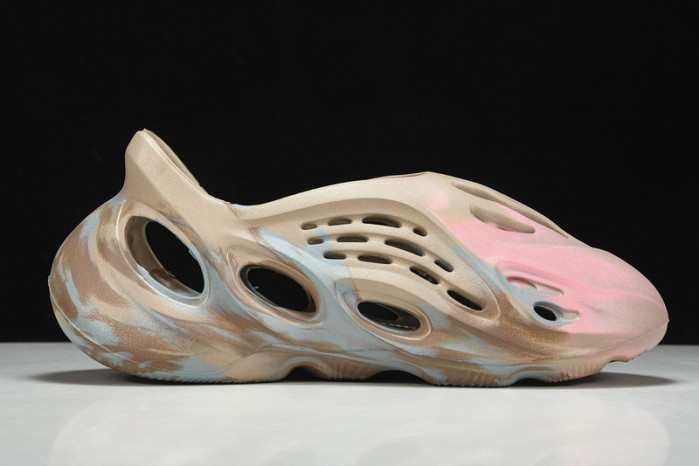 ad*s Y**zy foam runner gy3969