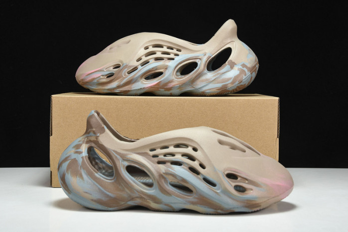 ad*s Y**zy foam runner gy3969