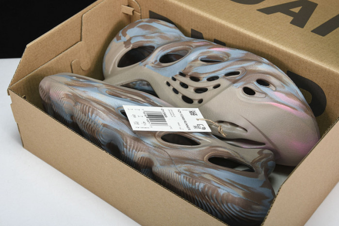 ad*s Y**zy foam runner gy3969