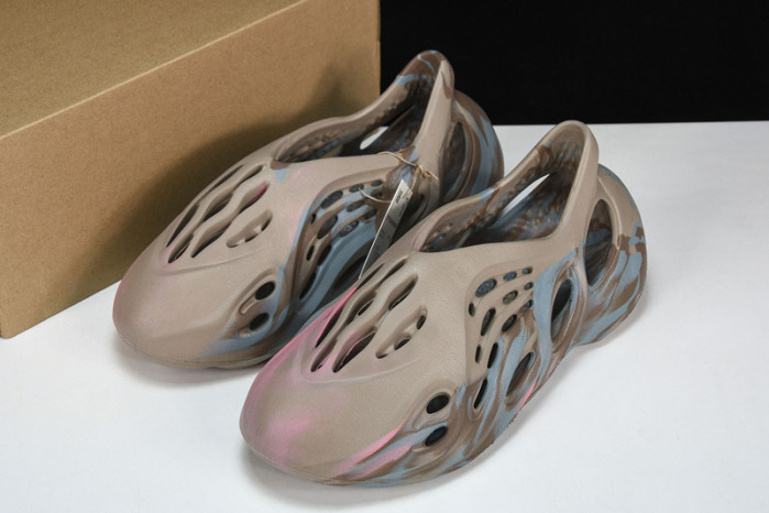 ad*s Y**zy foam runner gy3969