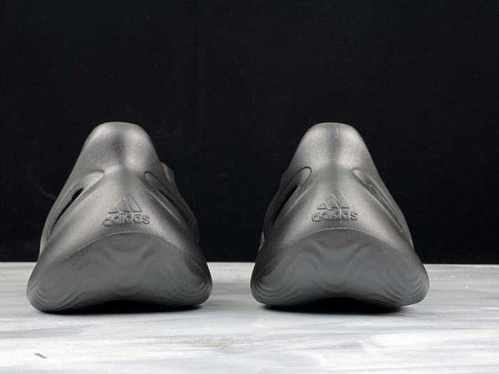 Y**zy foam runner black