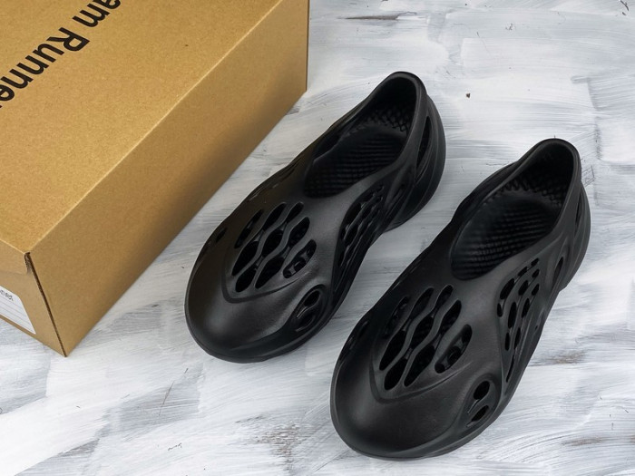 Y**zy foam runner black