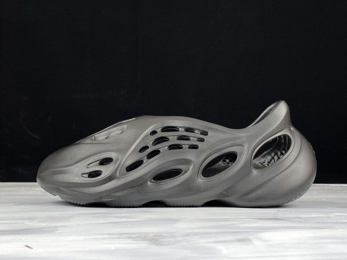 Y**zy foam runner black