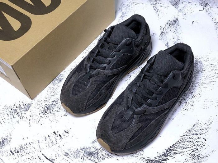 ad*s Y**zy boost 700 utility black fv5304