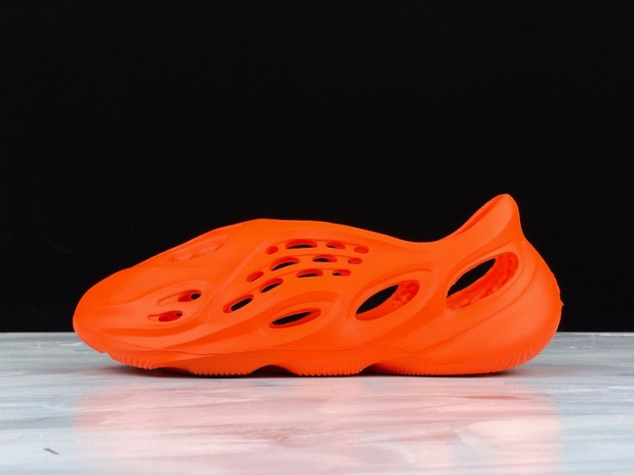 Y**zy foam runner nacarat