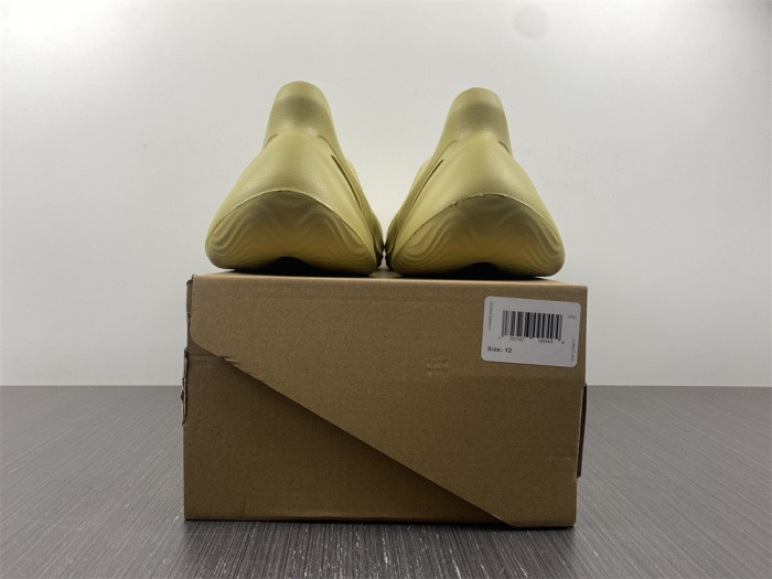 Y**zy foam runner  gv6775