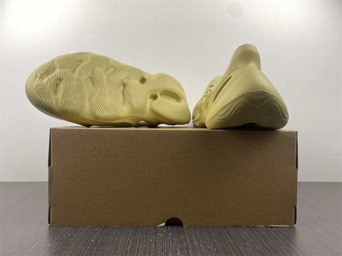 Y**zy foam runner  gv6775