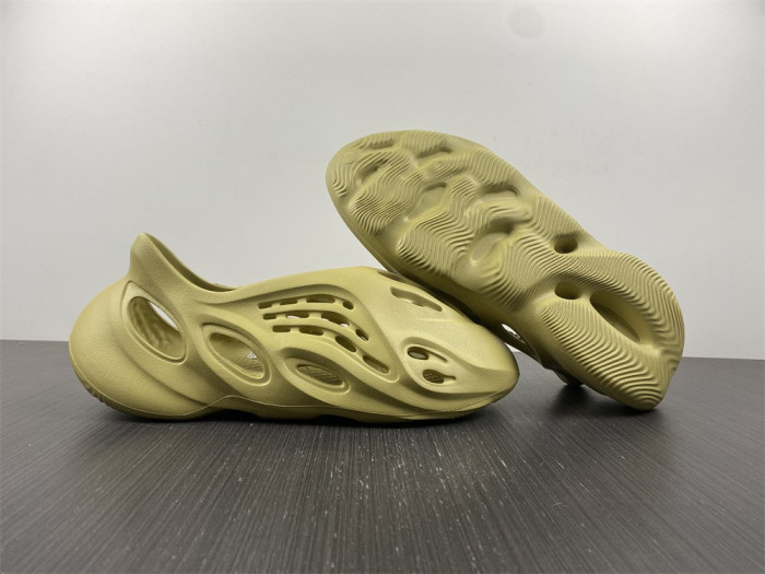 Y**zy foam runner  gv6775