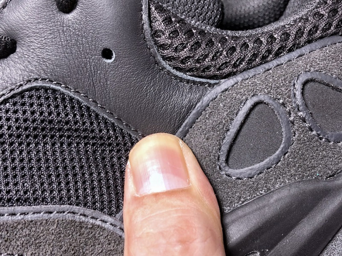 ad*s Y**zy boost 700 utility black fv5304