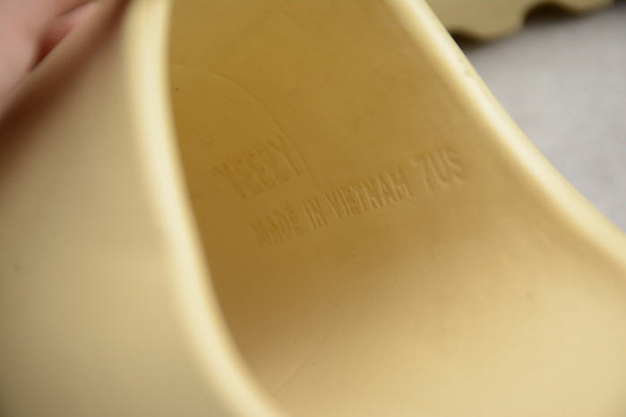 kanye west x ad*s Y**zy slide “resin”fw6344