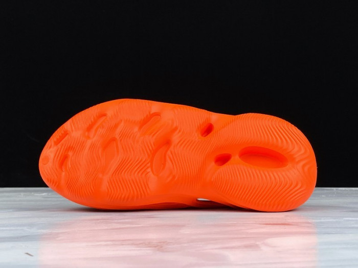 Y**zy foam runner nacarat