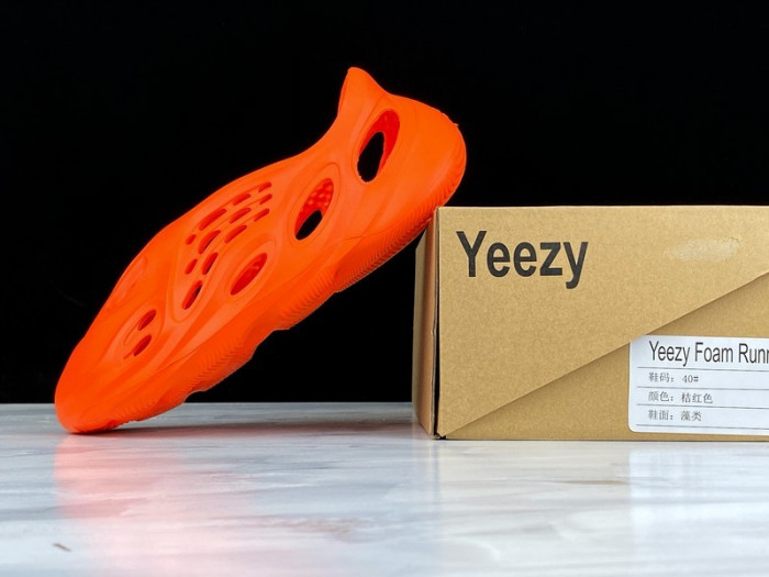 Y**zy foam runner nacarat