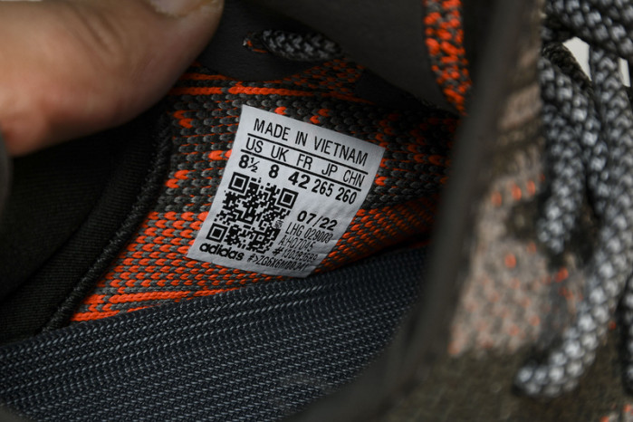 Y**zy 350 v2  “dark beluga”  hq7045