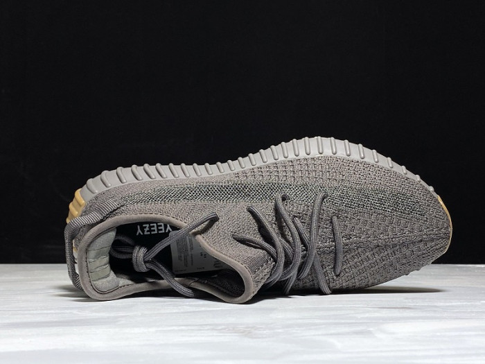 ad*s Y**zy boost 350 v2 cinder fy2903