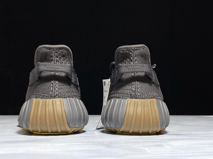 ad*s Y**zy boost 350 v2 cinder fy2903