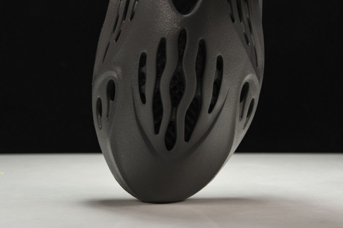 ad*s Y**zy foam runner “onyx” hp8739
